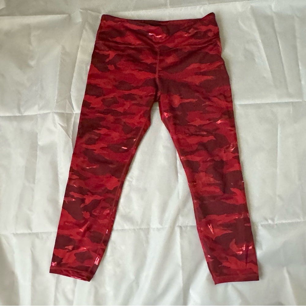 Athleta Size L Elation Train Printed 7/8 Tight Legging in Red Shiny Camo